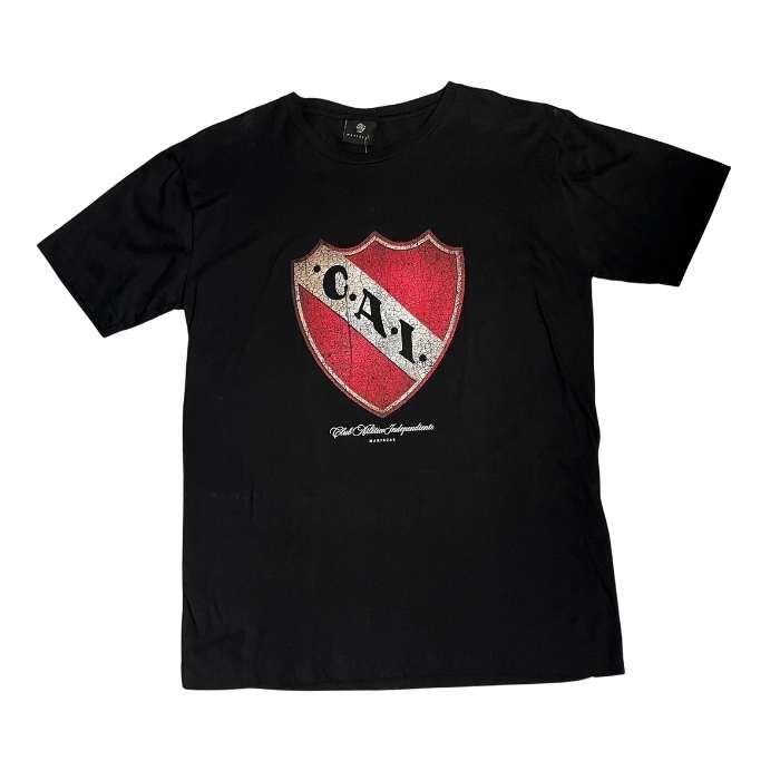 REMERA INDEPENDIENTE ALGODÓN NEGRA ESCUDO GRANDE